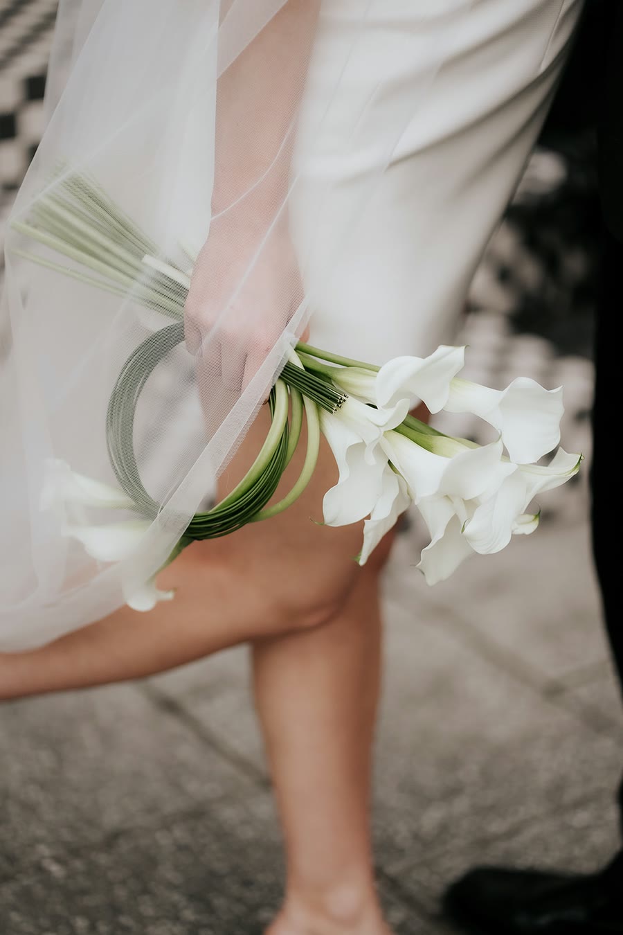 A bride carrying calla lilies